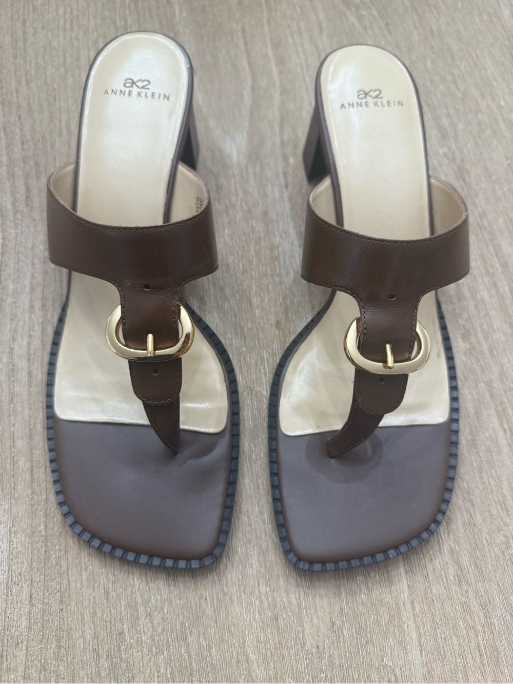 Anne Klein Women's Brown Thong Heeled Sandals with gold buckle  Size 8.5